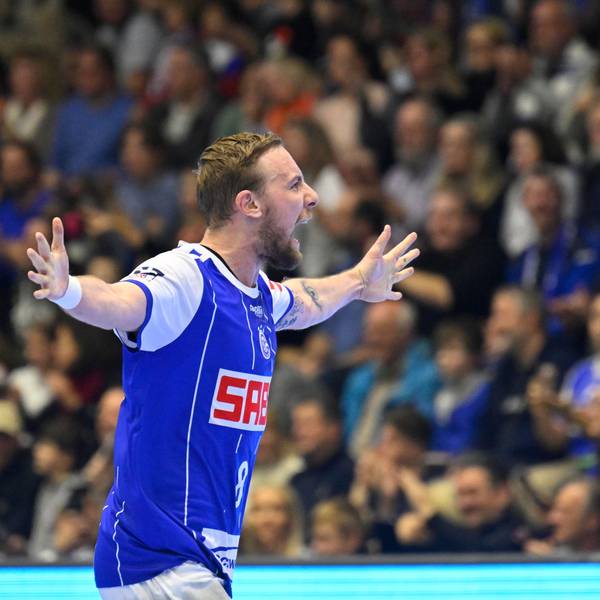 Lukas blome vom VfL Gummersbach
jubelt in der Schwalbe Arena mit ausgestreckten Armen.