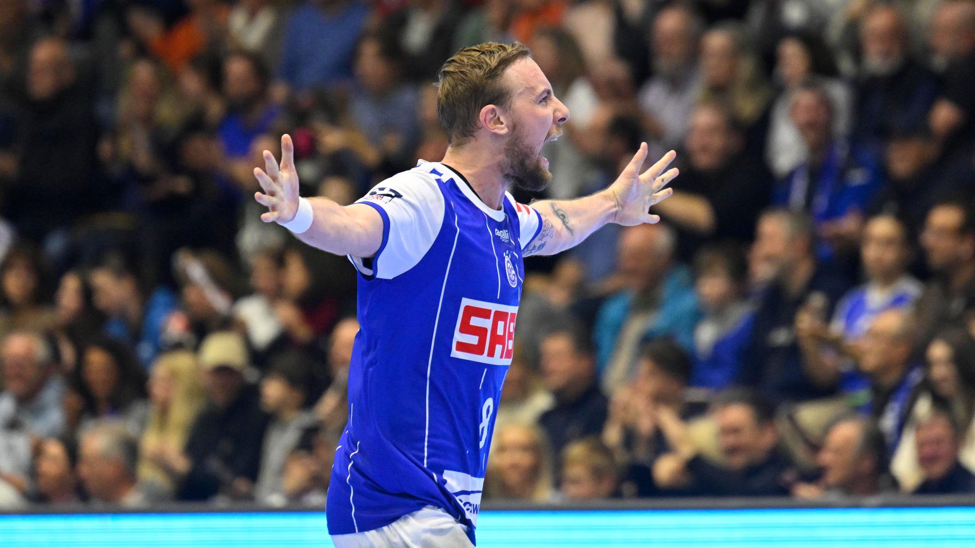Lukas blome vom VfL Gummersbach
jubelt in der Schwalbe Arena mit ausgestreckten Armen.