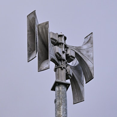 Eine Sirene auf einem Dach.