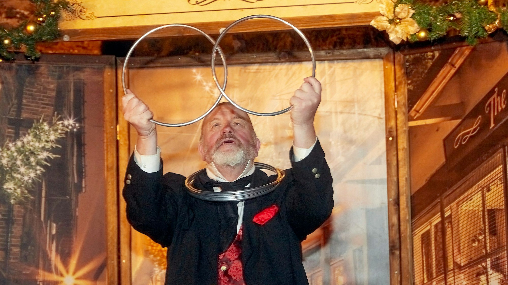 Der Straßenzauberer Robert Blake verblüfft sein Publikum im Rosengarten der Burg mit einem Ringtrick.