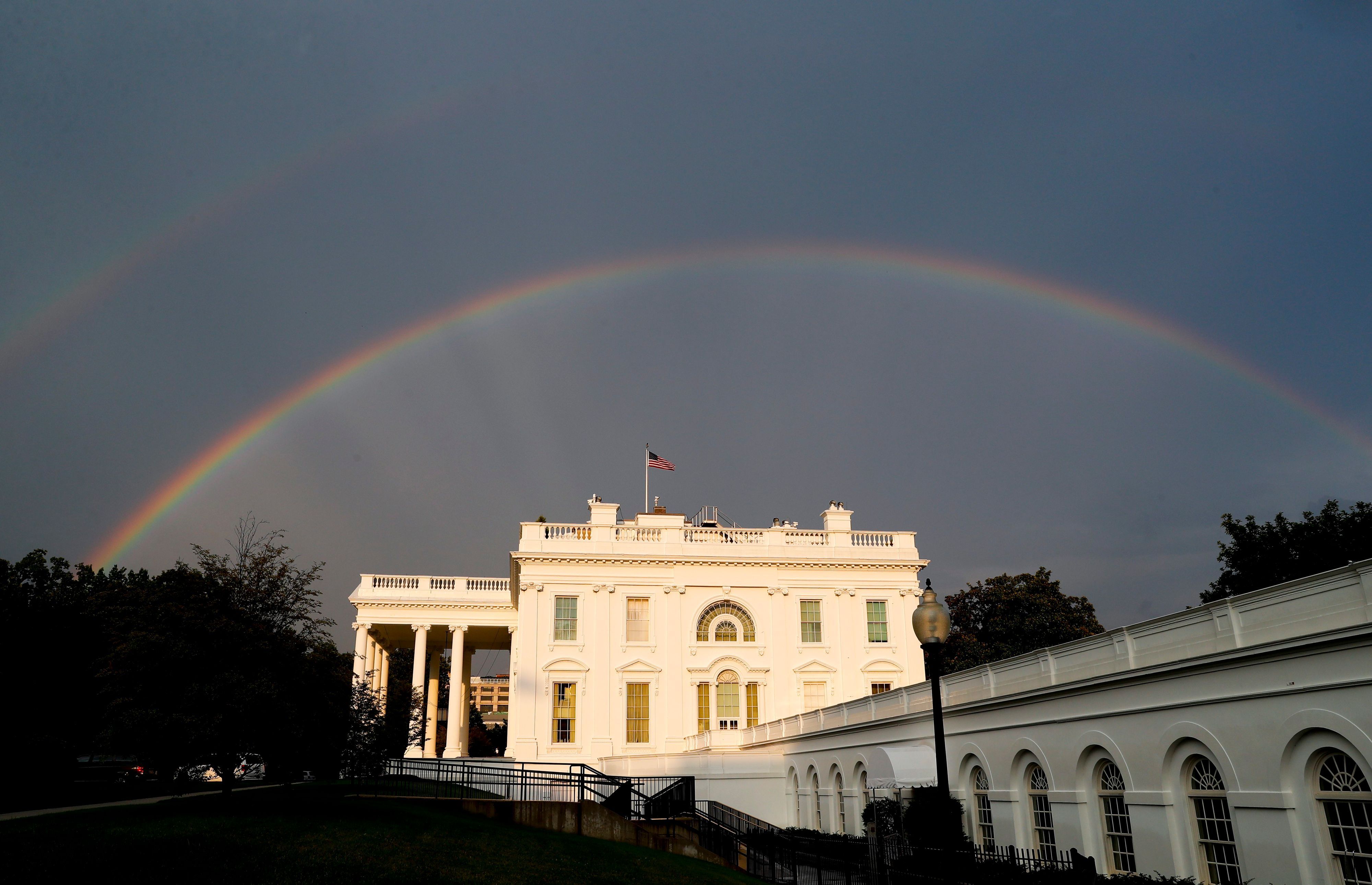 Ein doppelter Regenbogen steht am Himmel über dem Weißen Haus.