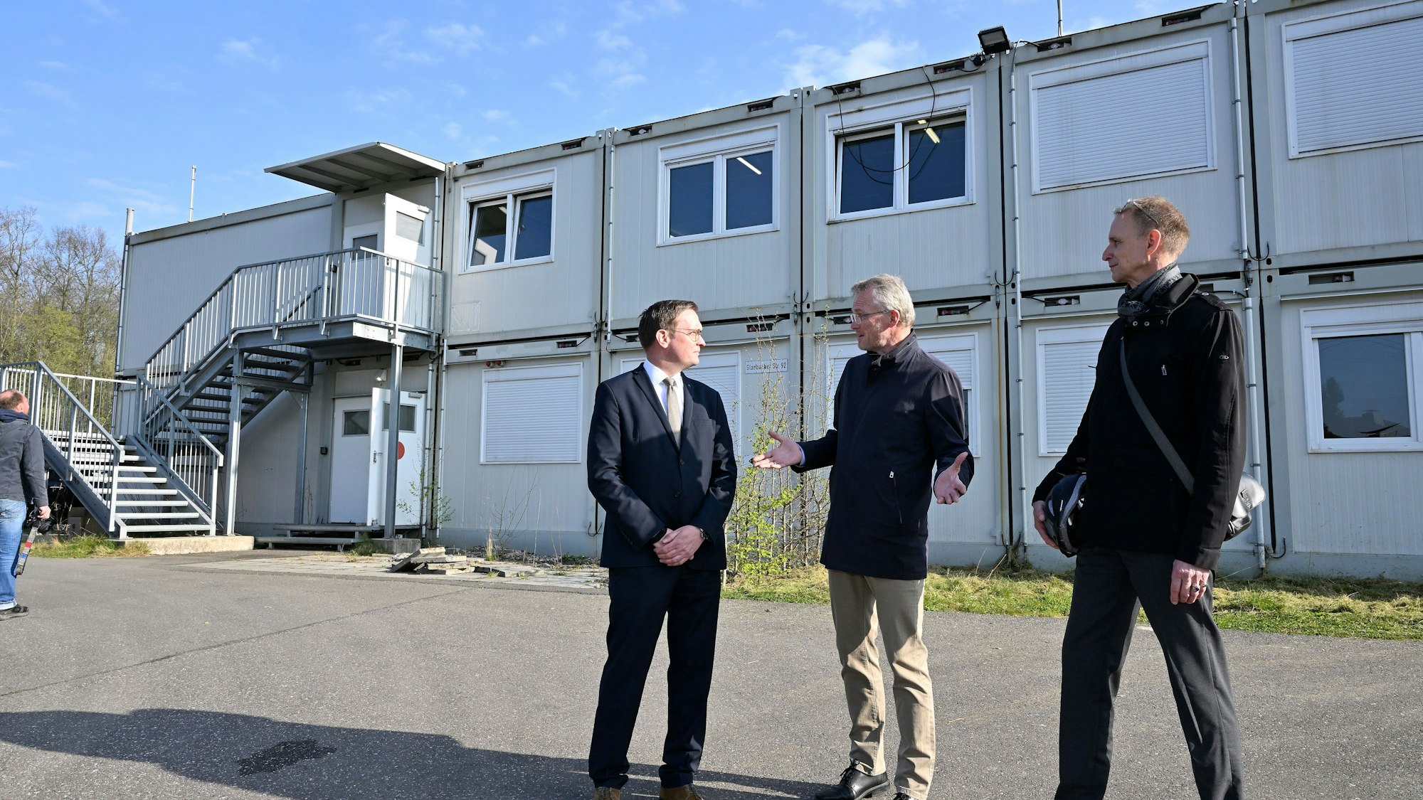 Die Gladbacher Verwaltungsspitze vor den Unterkünften für die ukrainischen Flüchtlinge.