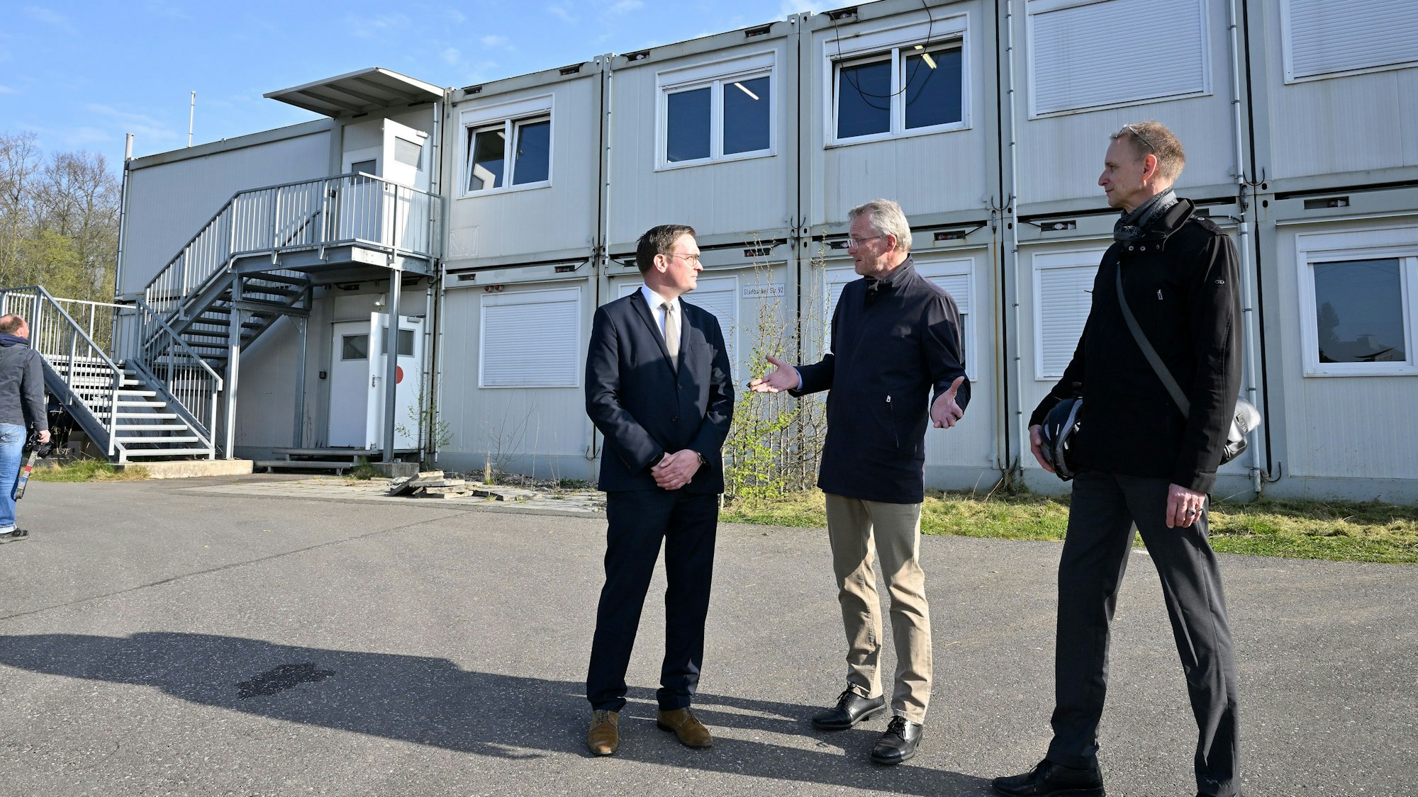 Die Gladbacher Verwaltungsspitze (v.l.): Kämmerer Thore Eggert (FDP), Bürgermeister Frank Stein (SPD) und Ragnar Migenda (Grüne).