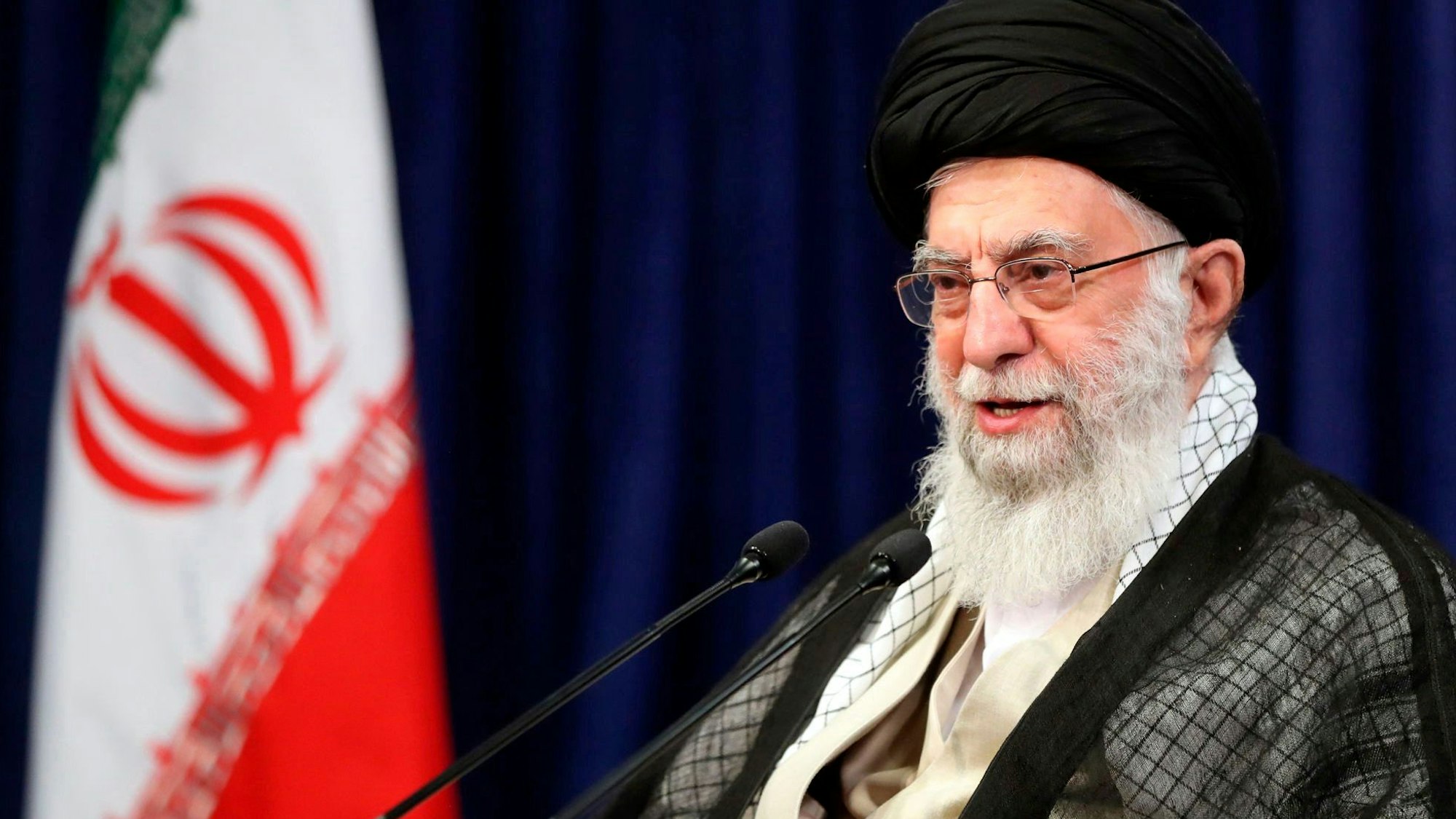 Ajatollah Ali Chamenei, Oberster Führer und geistliches Oberhaupt des Iran, spricht während einer Videokonferenz mit Beamten des Bildungsministeriums in Teheran.