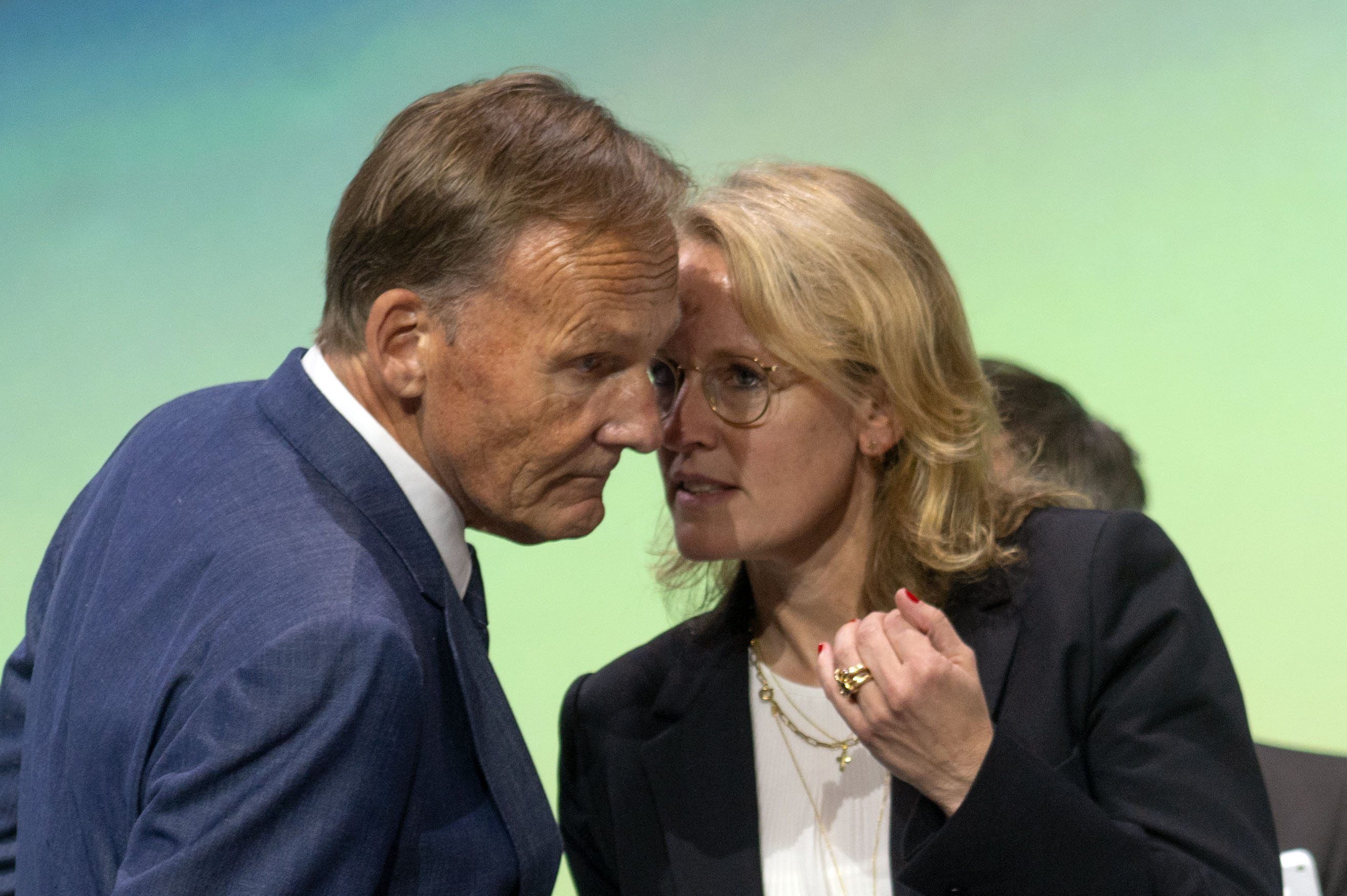 Donata Hopfen, bisherige Geschäftsführerin der Deutschen Fußball Liga und Hans-Joachim Watzke (Borussia Dortmund), Aufsichtsratvorsitzender der DFL, unterhalten sich.