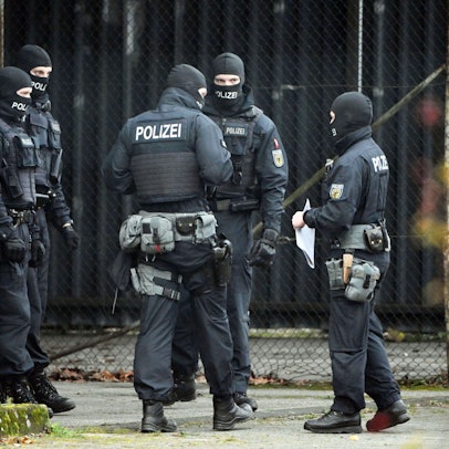 Vermummte Polizisten halten sich bei der Außenstelle des Bundesgerichtshofs auf.