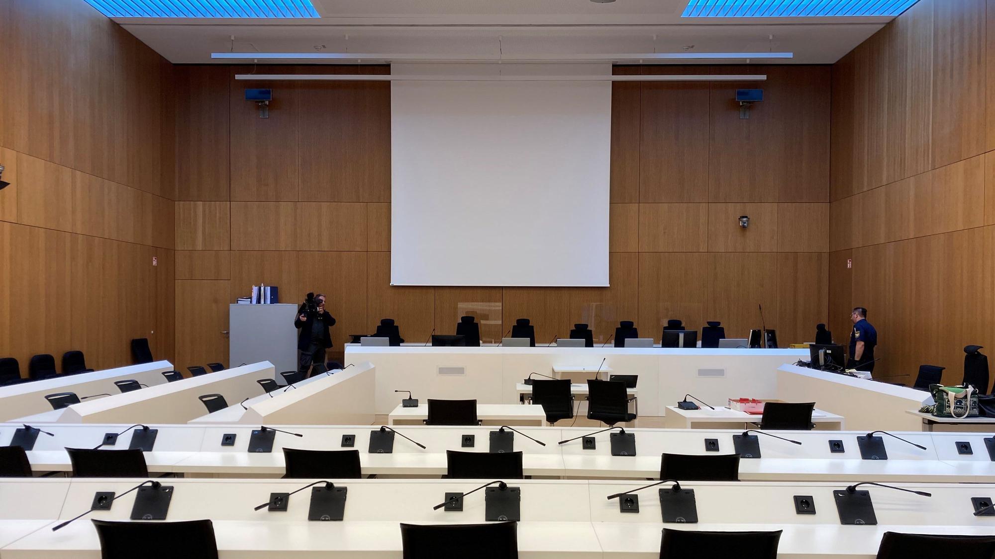 Der unterirdische Sitzungssaal des Landgerichts München I an der JVA Stadelheim. Der Saal ist fensterlos und nur mit künstlichem Oberlicht beleuchtet.