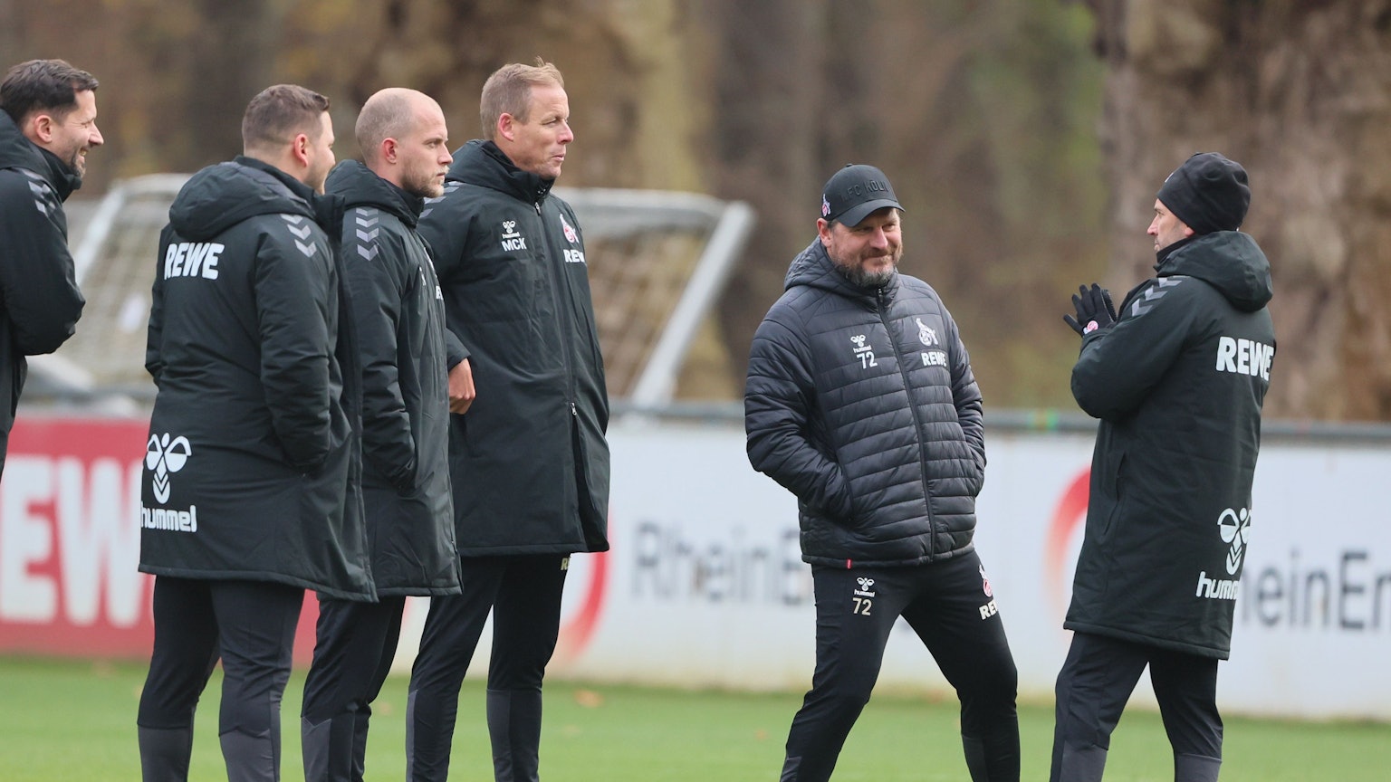 1. FC Köln, Training, 2. von rechts: Steffen Baumgart (1. FC Köln), 08.12.2022, Bild: Herbert Bucco