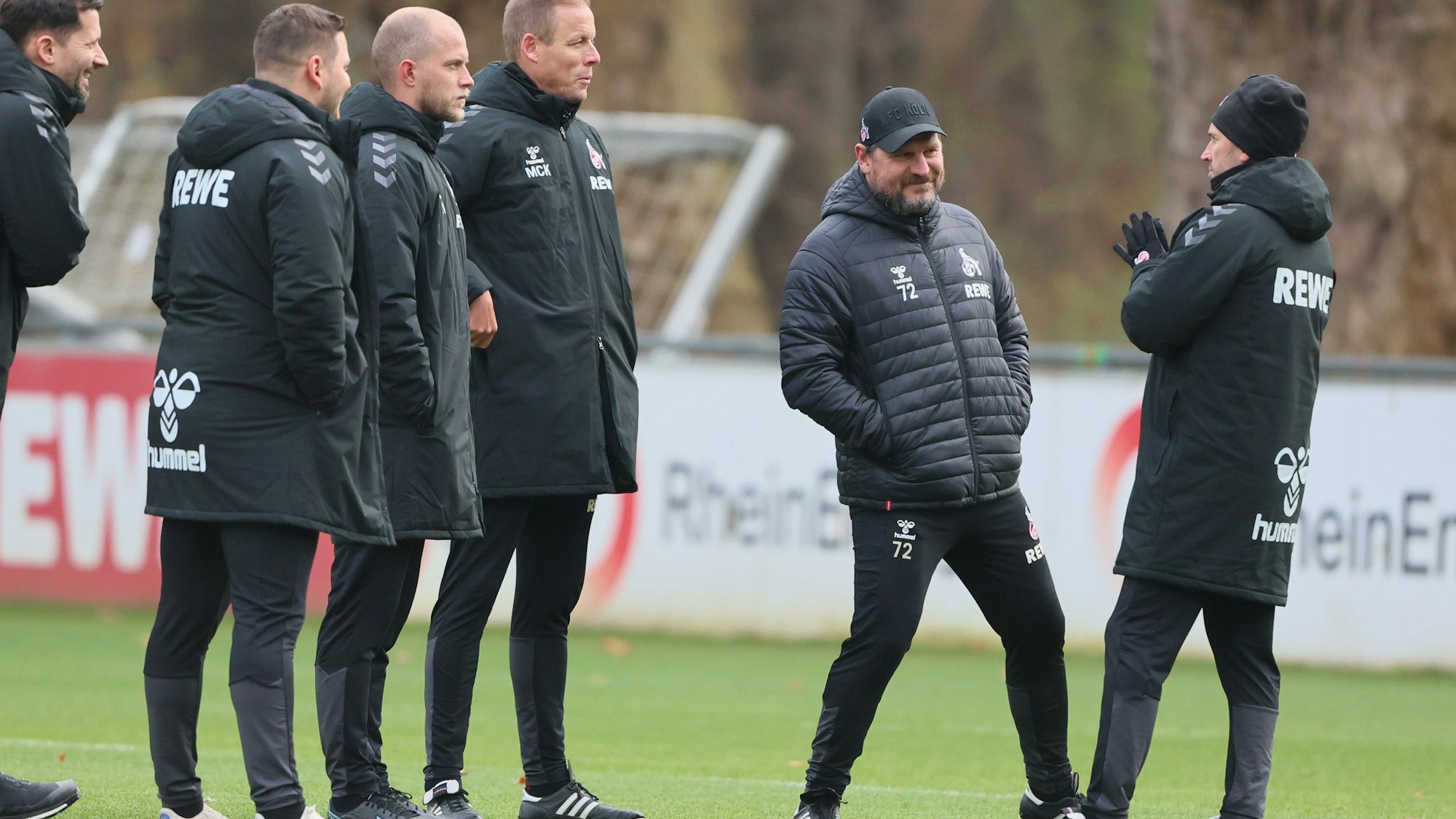1. FC Köln, Training, 2. von rechts: Steffen Baumgart (1. FC Köln), 08.12.2022, Bild: Herbert Bucco
