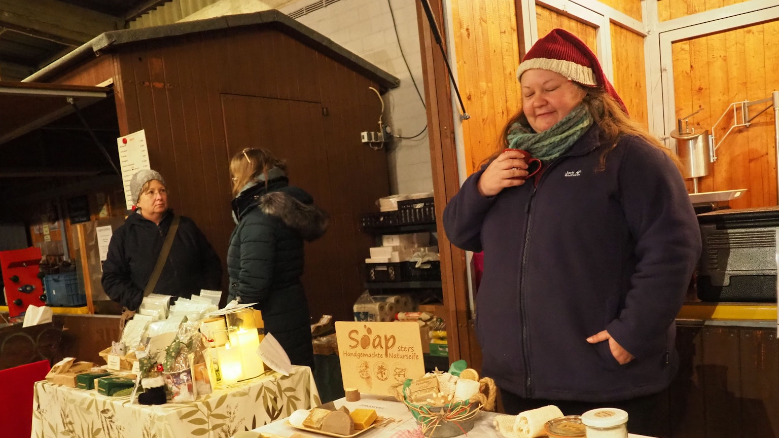 Das Bild zeigt eine Verkäuferin an ihrem Stand bei der Eröffnung der Marktschwärmerei auf dem Erdbeerhof Schumacher in Konradsheim.