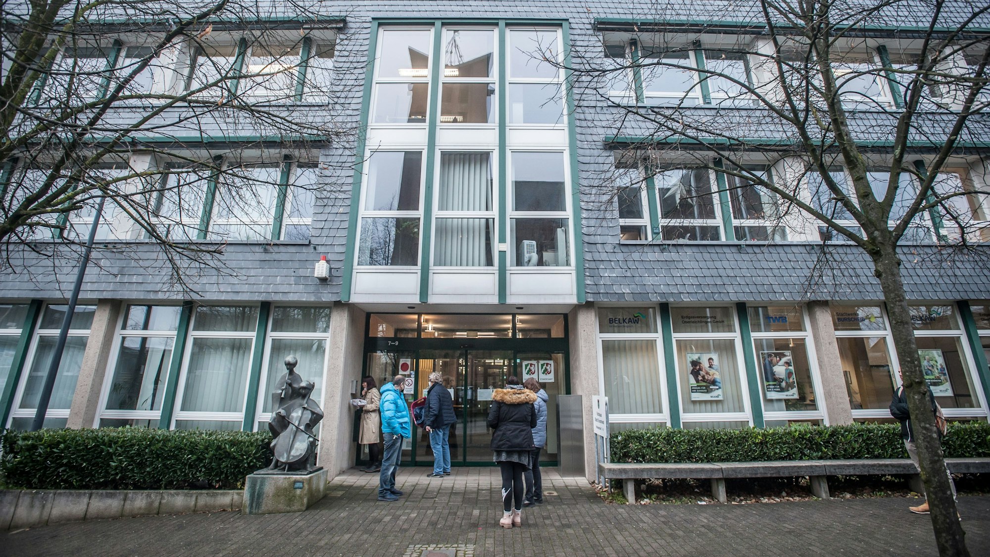 Der Eingang des Rathauses in Burscheid.