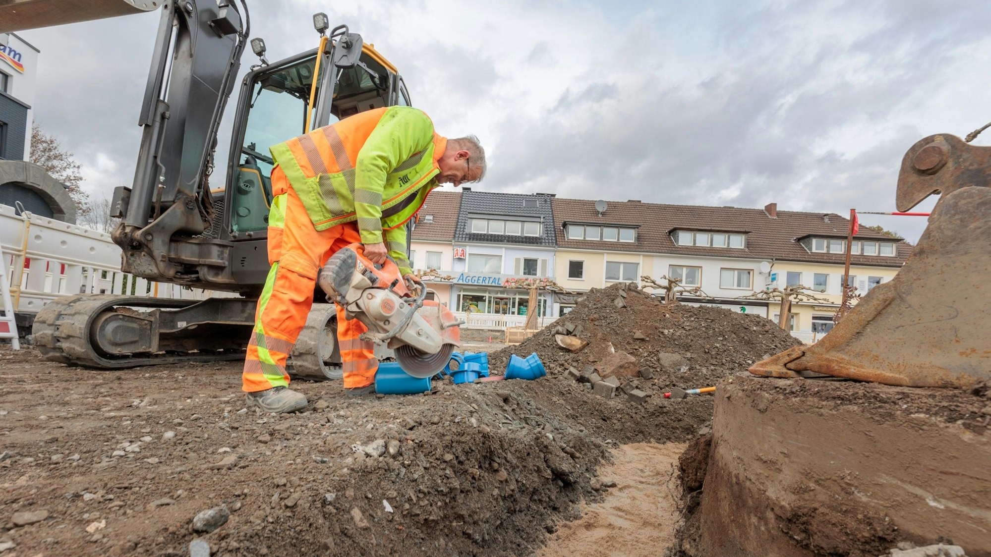 Ein Arbeiter geht in Engelskirchen auf der Baustelle vor dem Bahnhof seinem Tagwerk nach. Anlässlich der Verabschiedung des Gemeindehaushalts für 2023 hatte Bürgermeister Dr. Gero Karthaus einige Projekte aufgezählt.