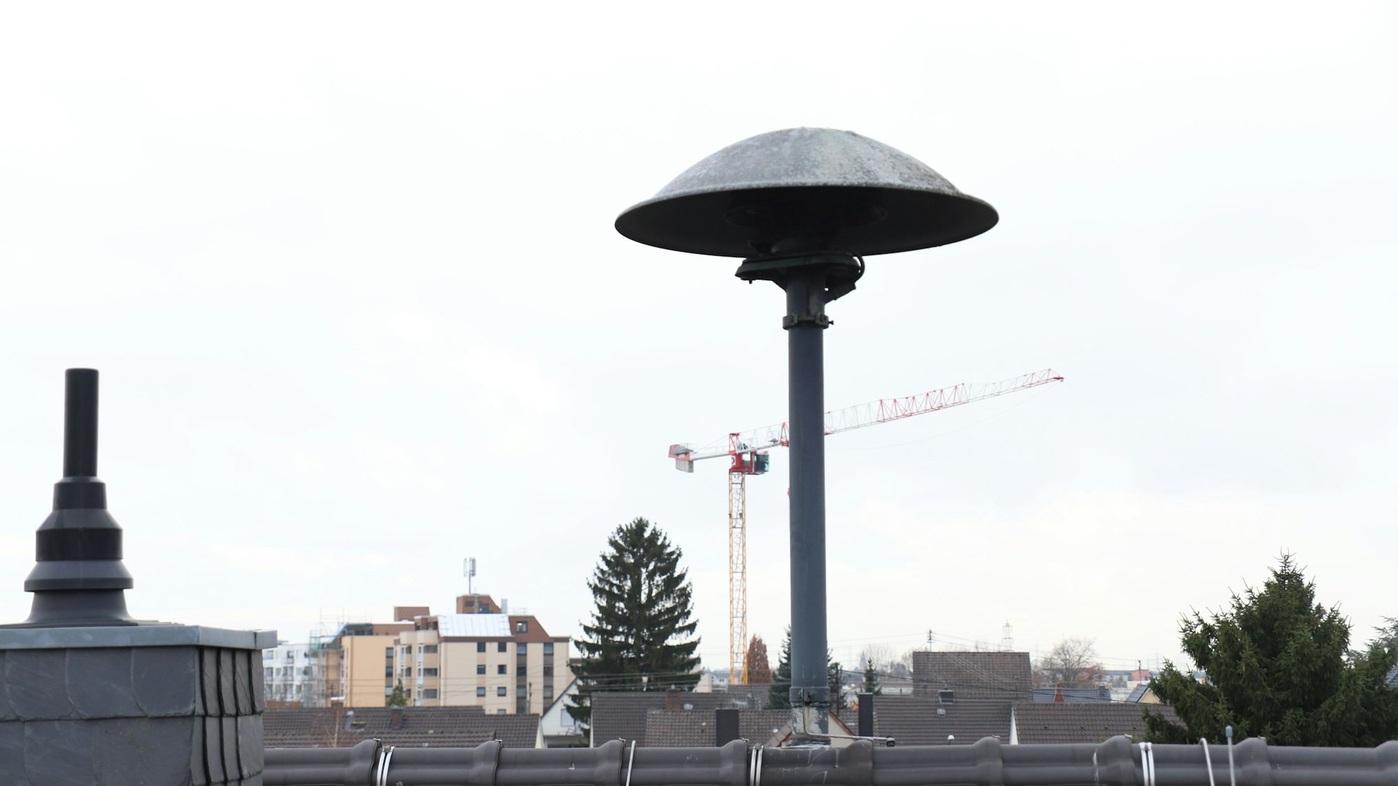 Eine Sirene auf dem Dach eines Hauses.