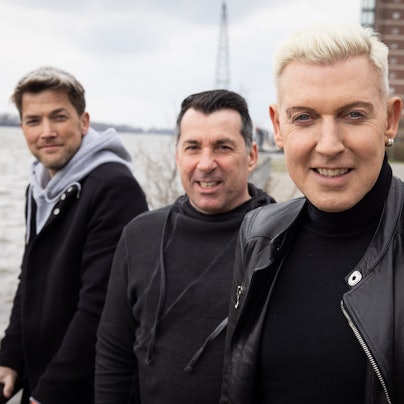 H.P. Baxxter (r), Frontmann und Sänger der Band Scooter, und seine Bandmitglieder Sebastian Schilde (l) und Michael Simon bei einem Fototermin nach einem Interview 2021.