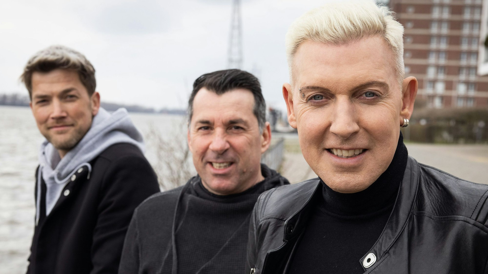 H.P. Baxxter (r), Frontmann und Sänger der Band Scooter, und seine Bandmitglieder Sebastian Schilde (l) und Michael Simon bei einem Fototermin nach einem Interview 2021.