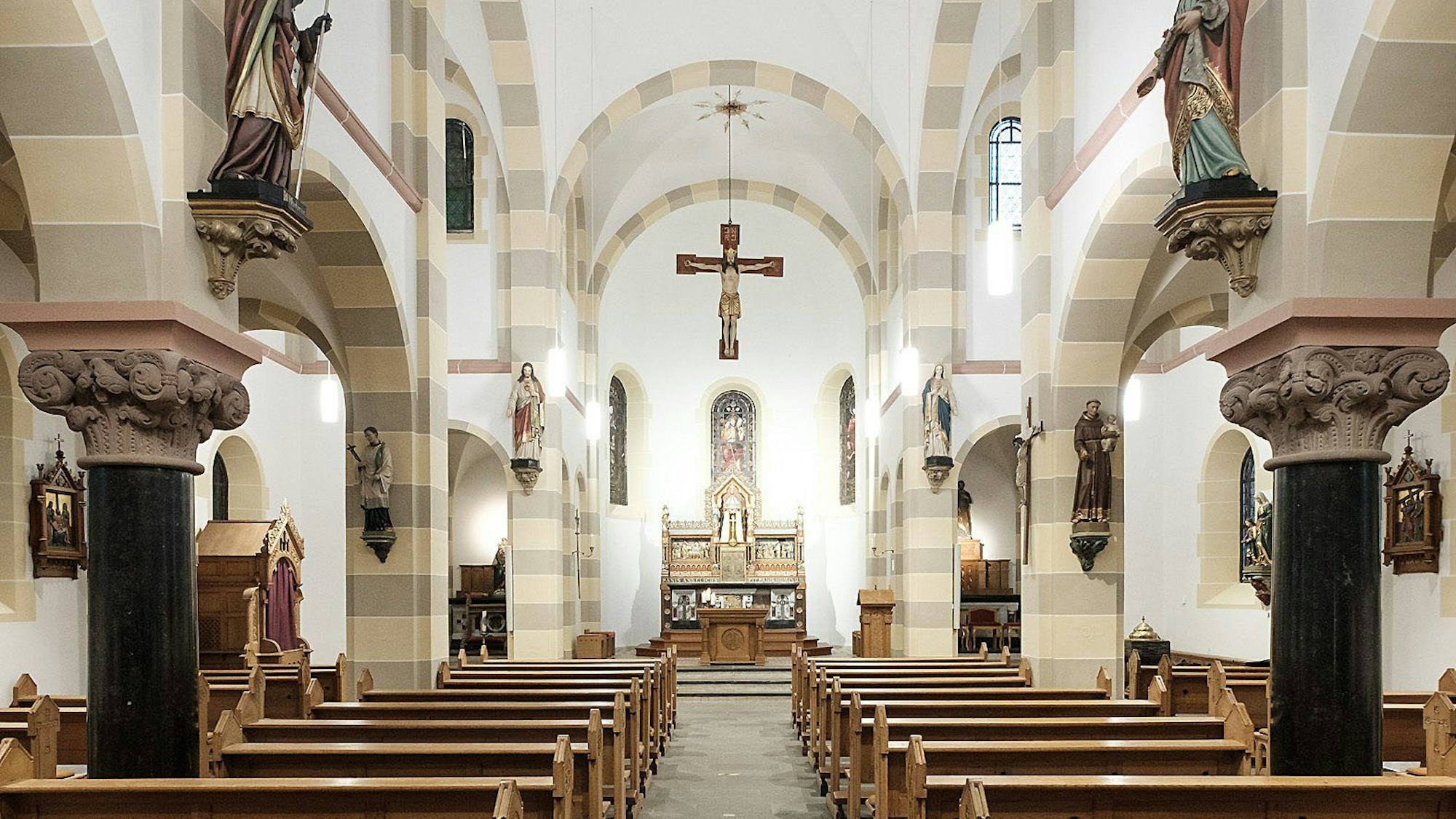 St. Martinus Ollheim: Der Innenraum der 105 Jahre alte Pfarrkirche Sankt Martinus in Ollheim ist komplett renoviert worden. Blick auf den Altar.