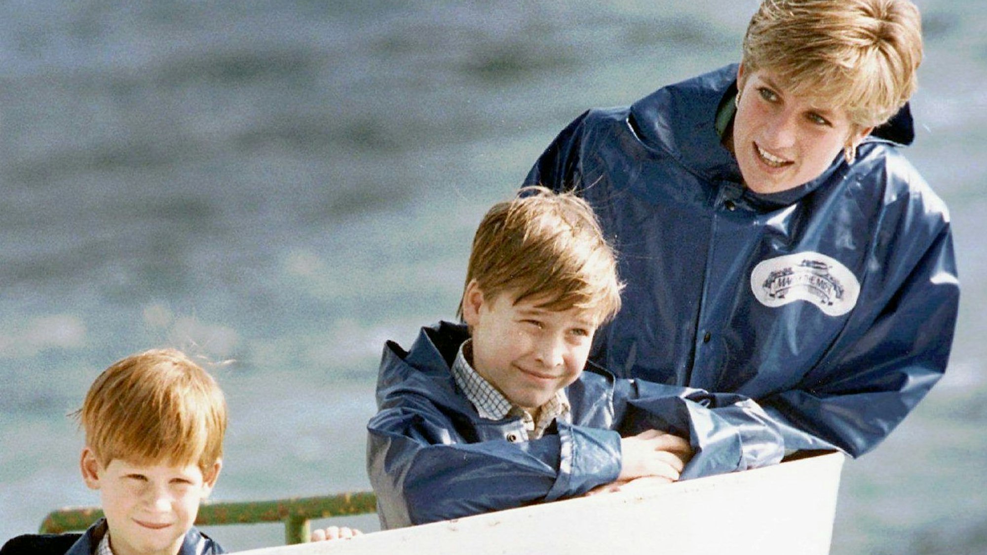 Prinzessin Diana (r) mit ihren Söhnen Prinz William (m) und Prinz Harry (l).