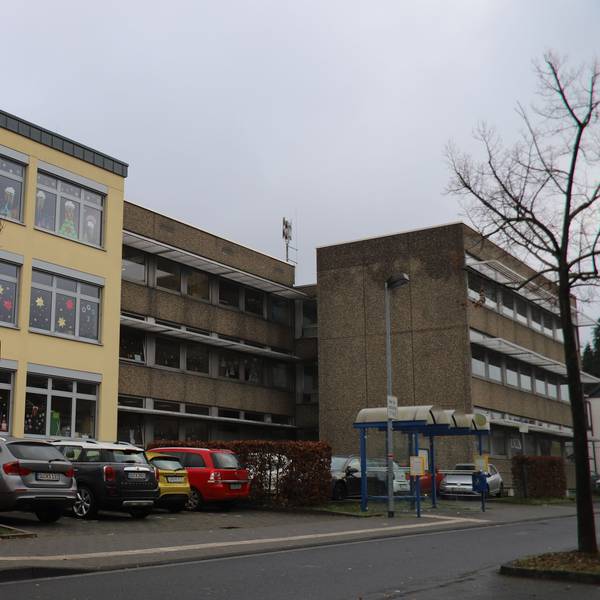Zu sehen ist die Grundschule Hanftal. Sie muss in den kommenden Jahren aufwändig saniert werden.