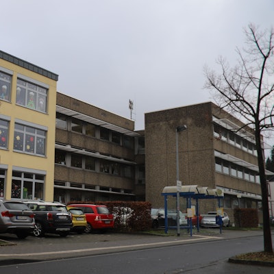Zu sehen ist die Grundschule Hanftal. Sie muss in den kommenden Jahren aufwändig saniert werden.