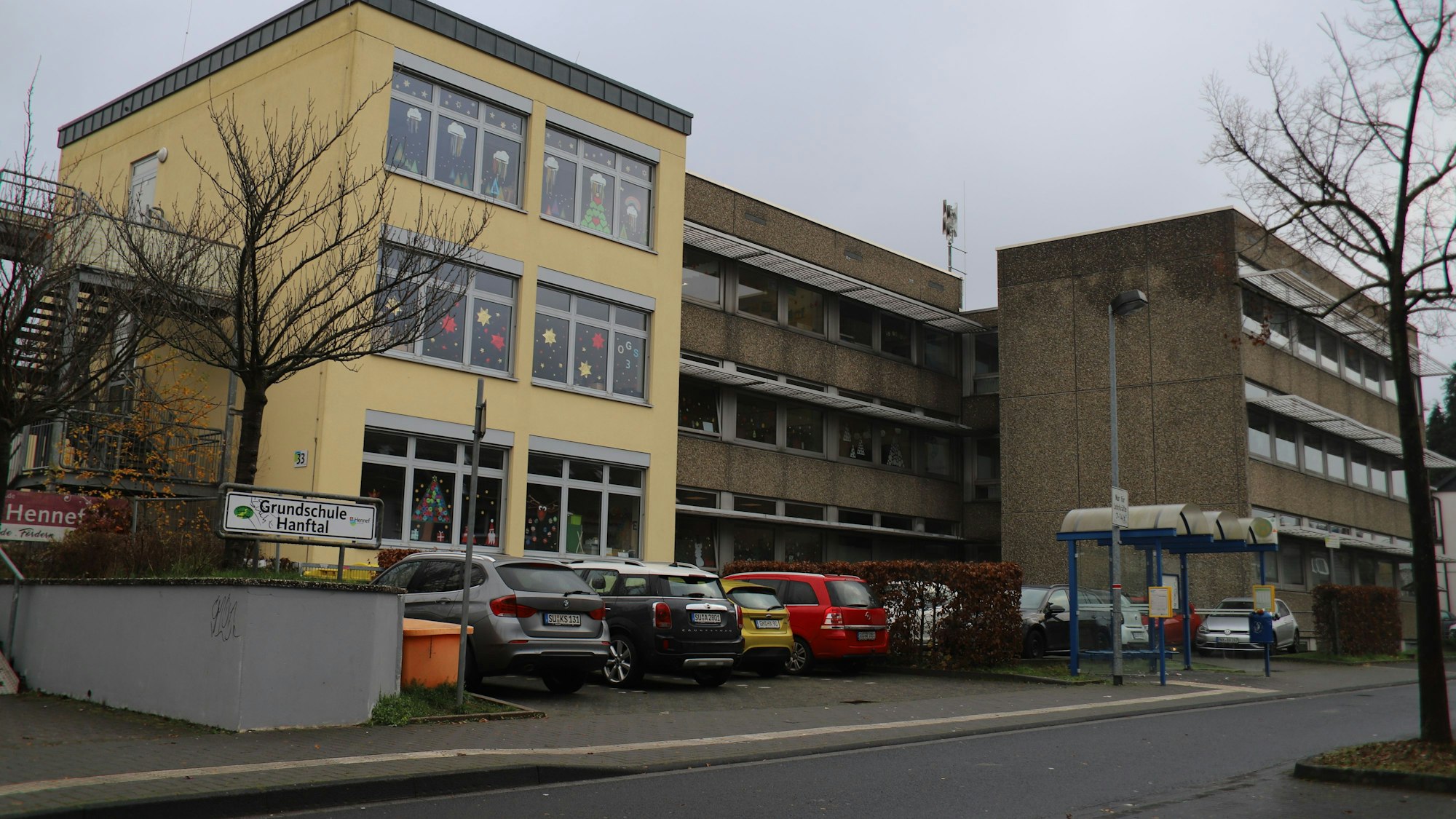 Außenansicht einer Hennefer Grundschule.