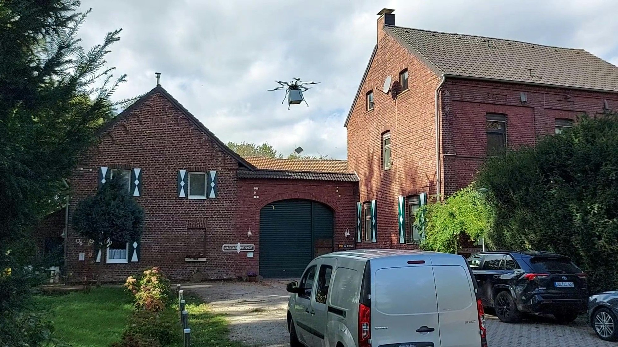 Pilotprojekt des Heinen Verlages und des Medienhauses Aachen: Eine Zustellungsdrohne fliegt über einem Gehöft bei Jülich.