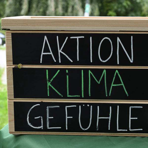 Ein Holzkasten mit der Aufschrift auf schwarzem Grund: „Aktion, Klima, Gefühle“