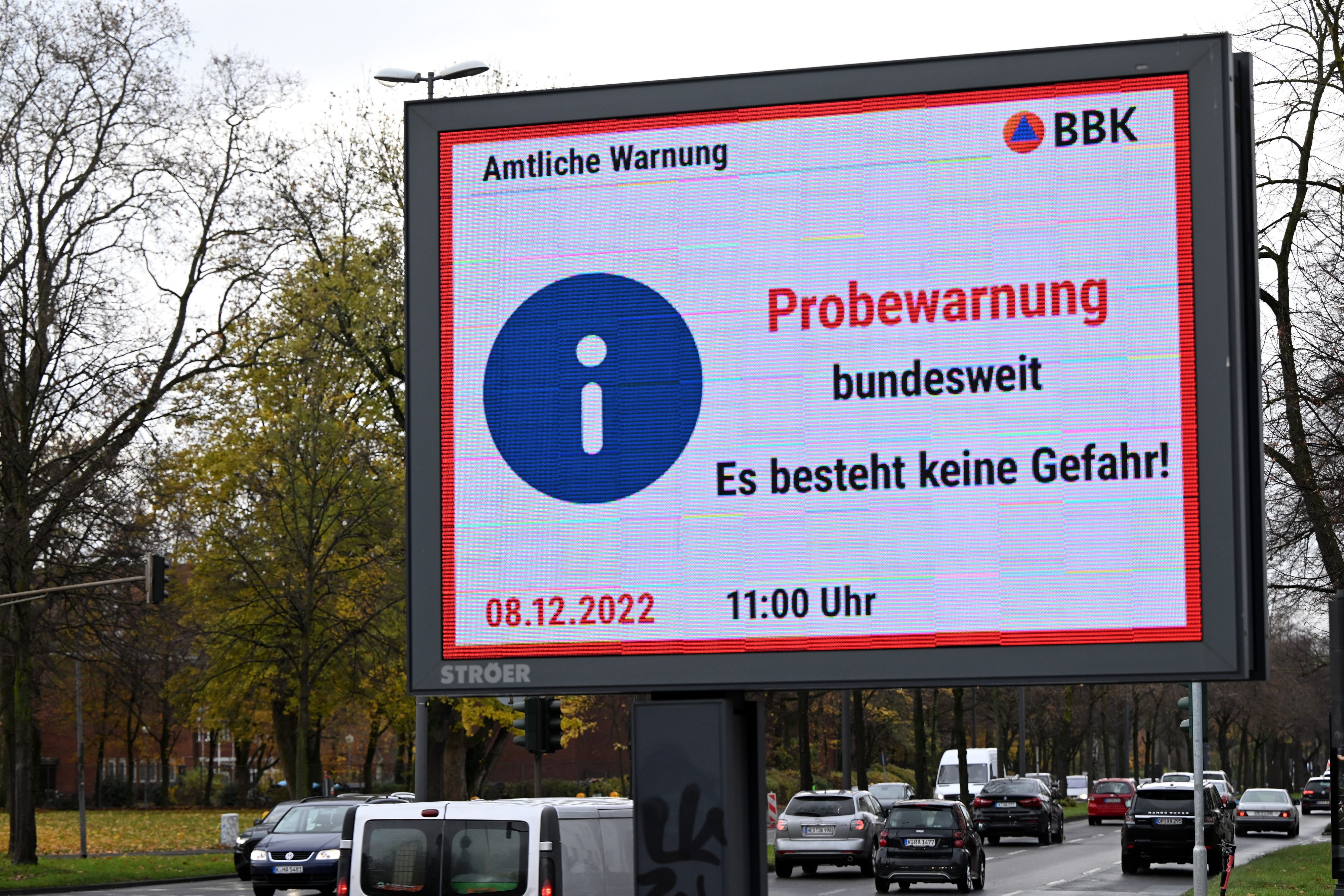 Köln: Auf einer Werbetafel erscheint der Hinweis auf den bundesweiten Warntag.