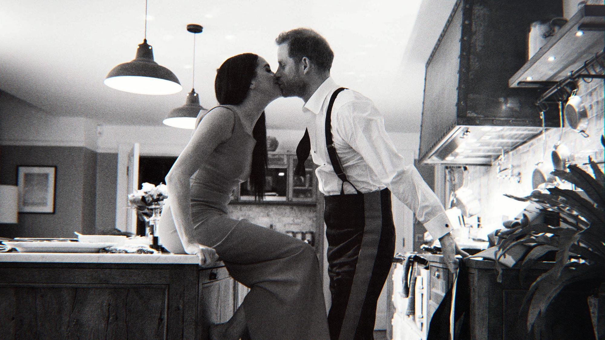 Das von Netflix veröffentlichte Bild zeigt Prinz Harry und Herzogin Meghan in einer Szene der Dokumentation «Harry & Meghan».