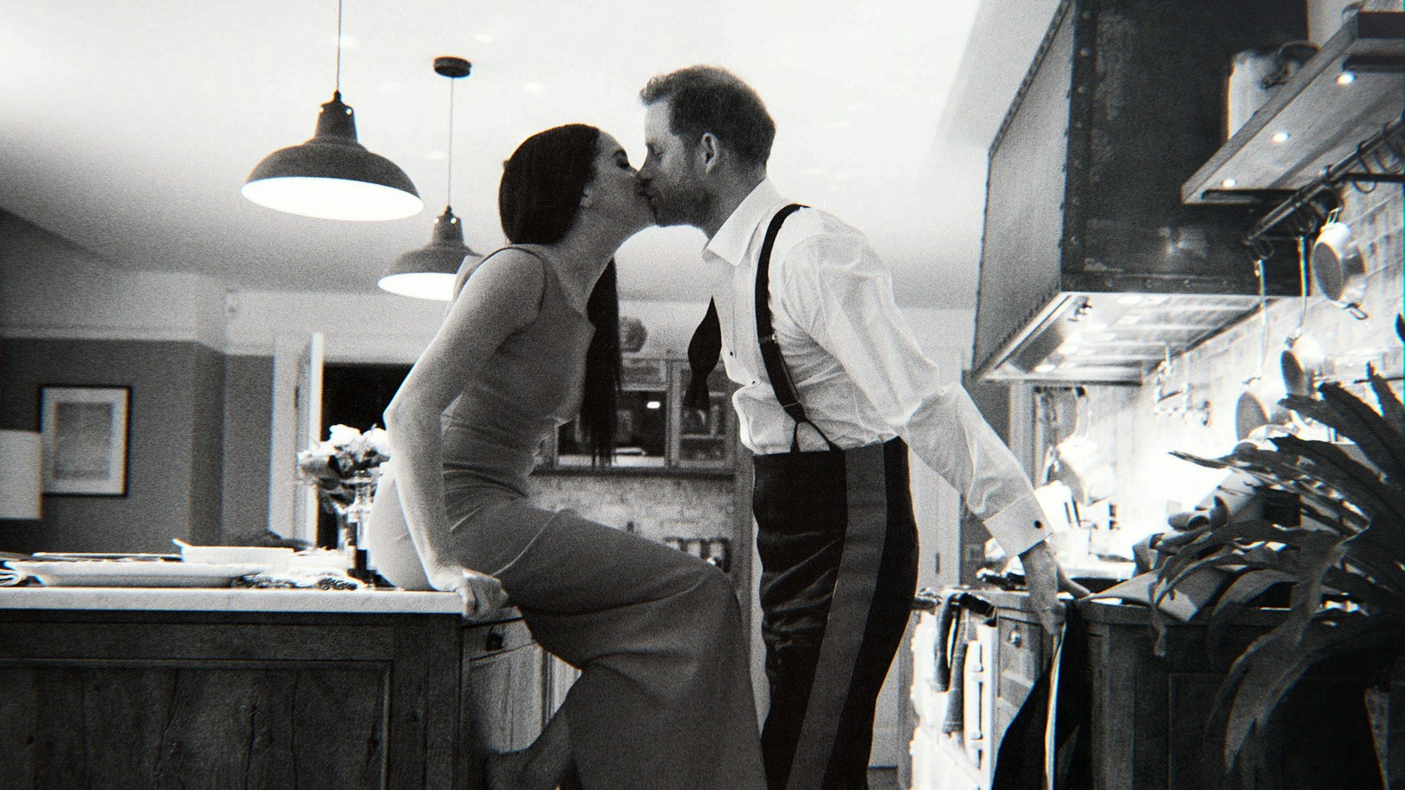 Das von Netflix veröffentlichte Bild zeigt Prinz Harry und Herzogin Meghan in einer Szene der Dokumentation «Harry & Meghan».