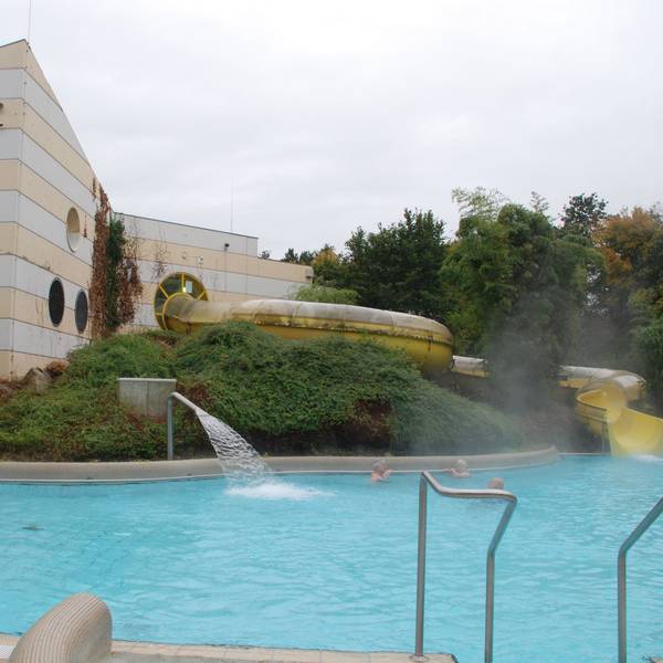 Das Bild zeigt das Außenbecken mit Rutsche im Familienbad De Bütt in Hürth.