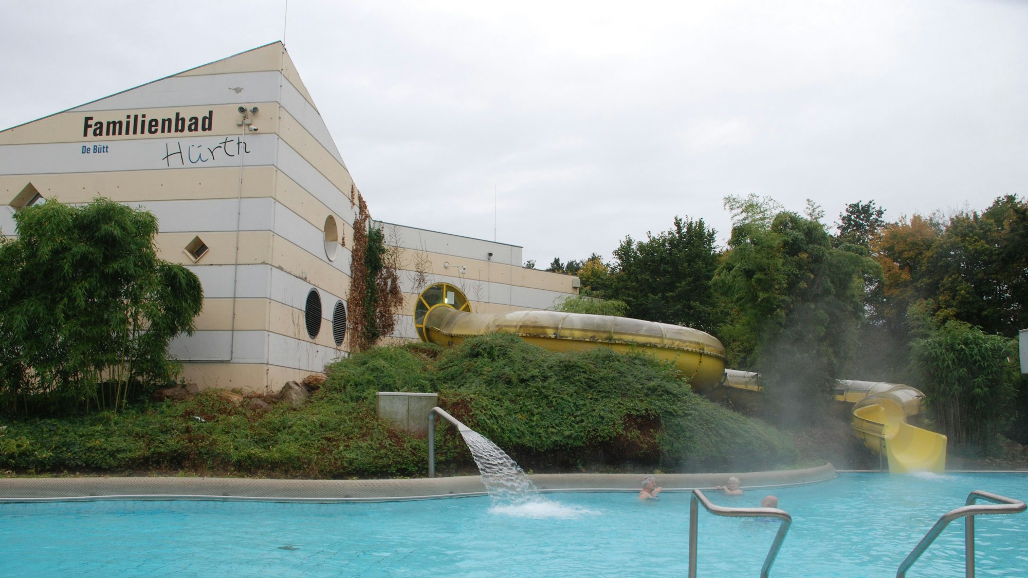 Das Foto zeigt das Außenbecken am Familienbad De Bütt mit der alten Wasserrutsche.