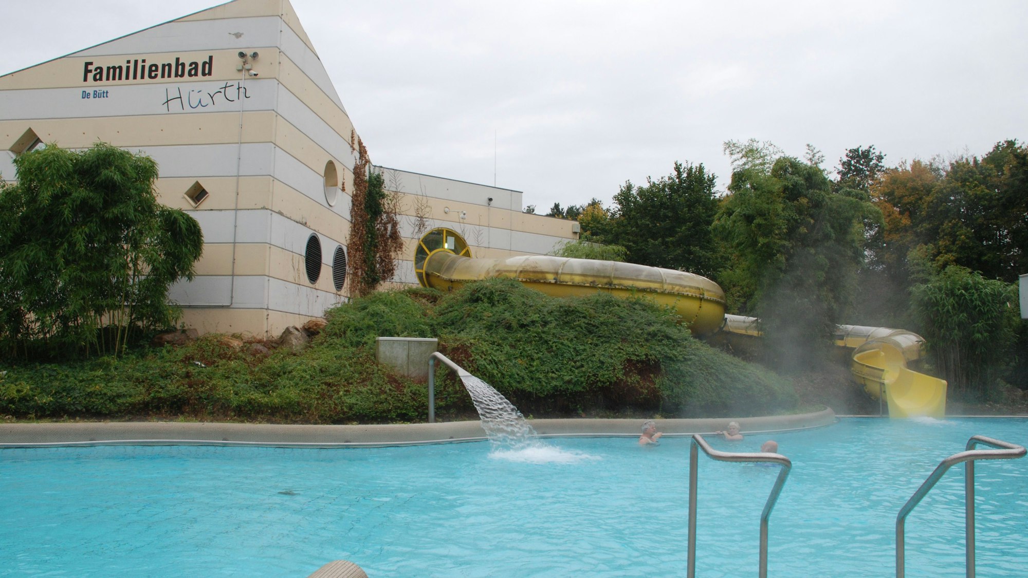 Das Bild zeigt das Außenbecken mit Rutsche im Familienbad De Bütt in Hürth.