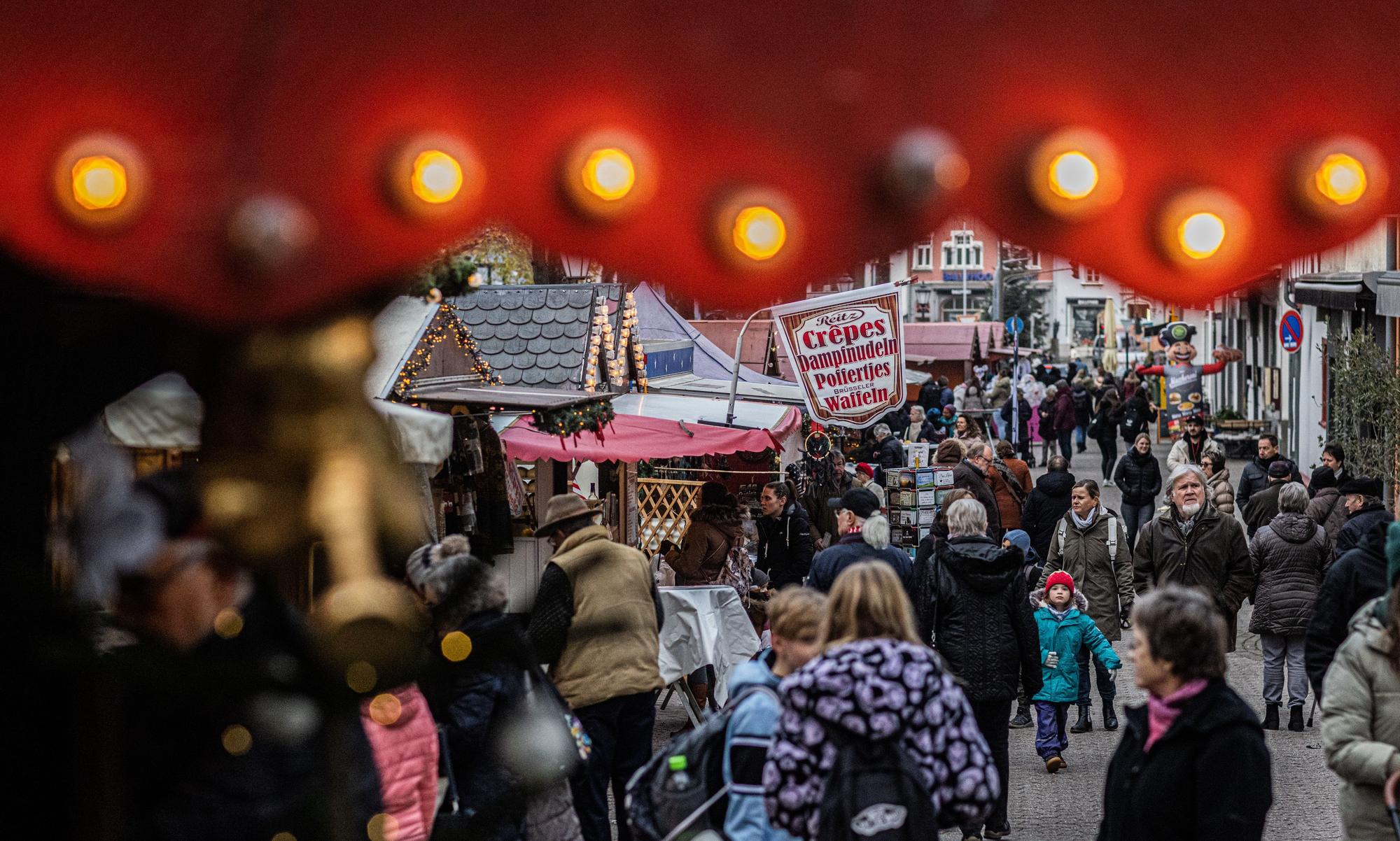 Die festlich und vorweihnachtlich dekorierte Innenstadt von Rheinbach.