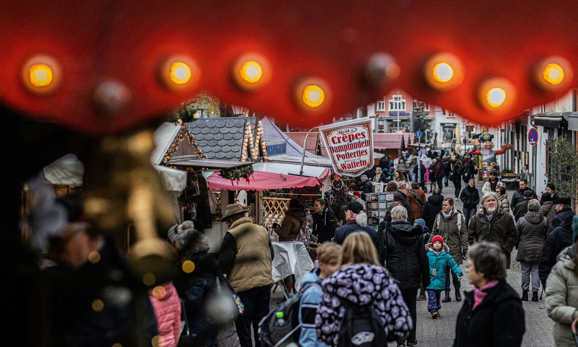 Die festlich und vorweihnachtlich dekorierte Innenstadt von Rheinbach.