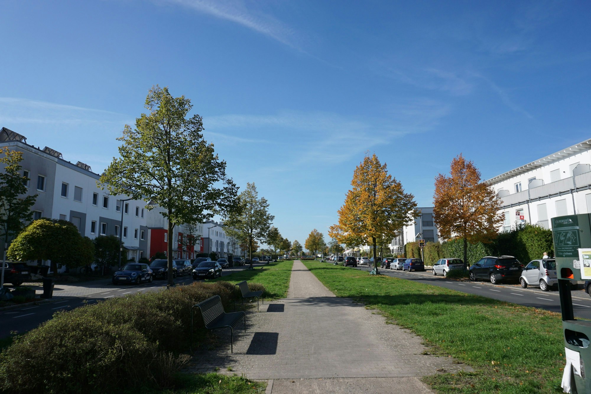 Auf der Straße Unter den Linden ist in der Mitte Platz für die Trasse der Straßenbahnlinie, die dort einmal fahren soll.