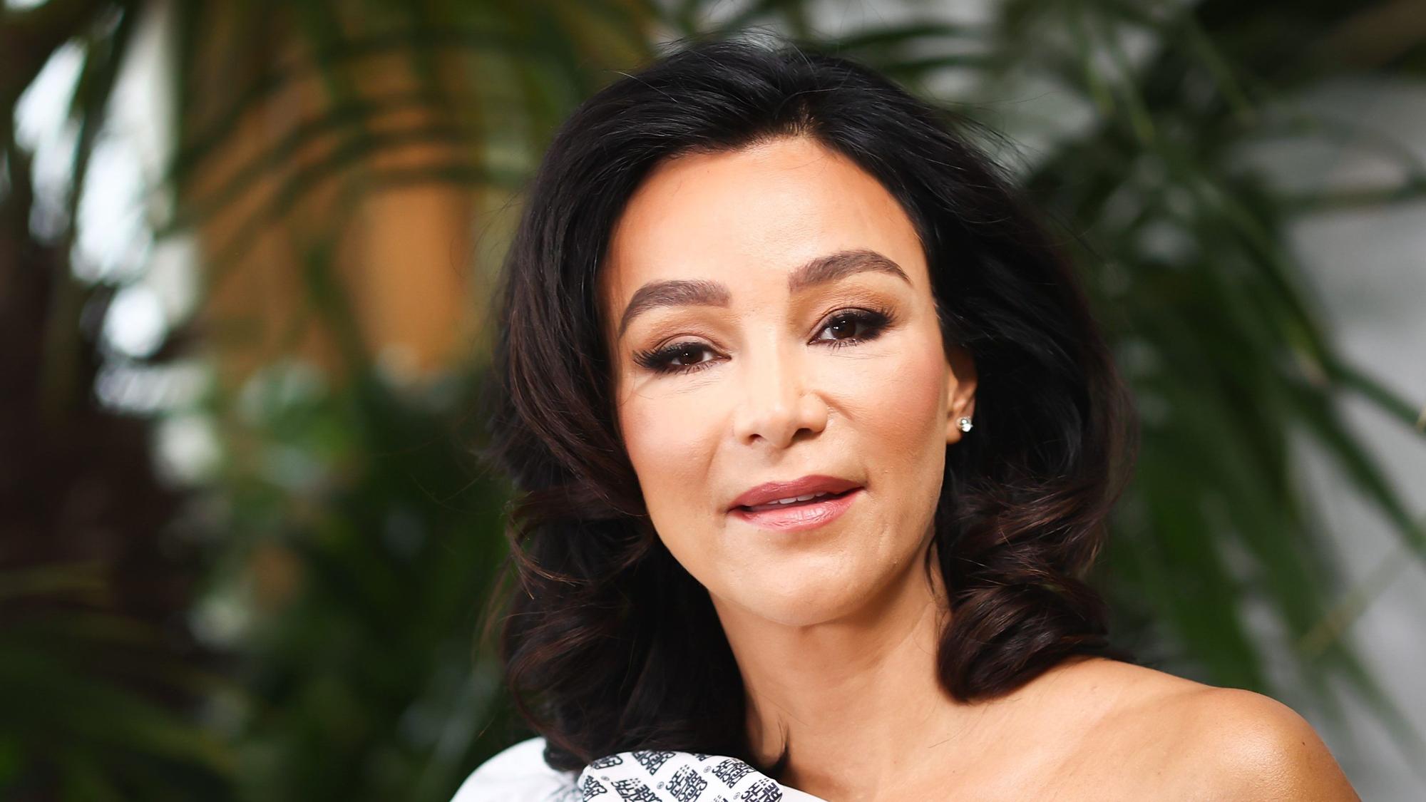 Verona Pooth trägt ein schulterfreiers Kleid und blickt in die Kamera