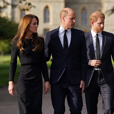 Kate, Prinzessin von Wales, William, Prinz von Wales, Prinz Harry, Herzog von Sussex, und seine Frau Meghan, Herzogin von Sussex, laufen vor dem Schloss Windsor einen Weg entlang.