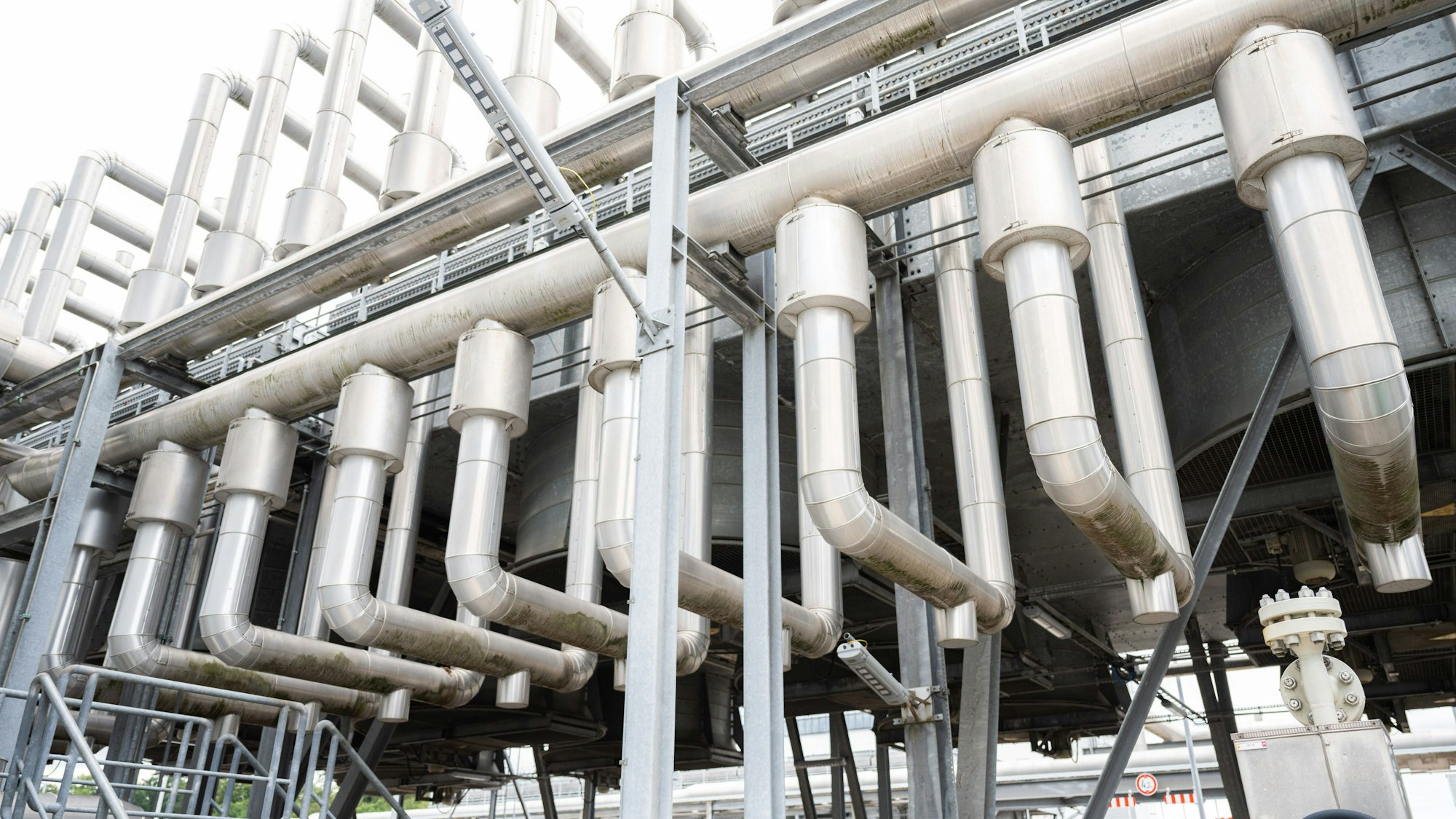 ARCHIV - 06.07.2022, Niedersachsen, Rehden: Die Technik vom Astora Gasspeicher in Rehden. Wie im Winter üblich ist der Füllstand der deutschen Gasspeicher weiter gesunken.