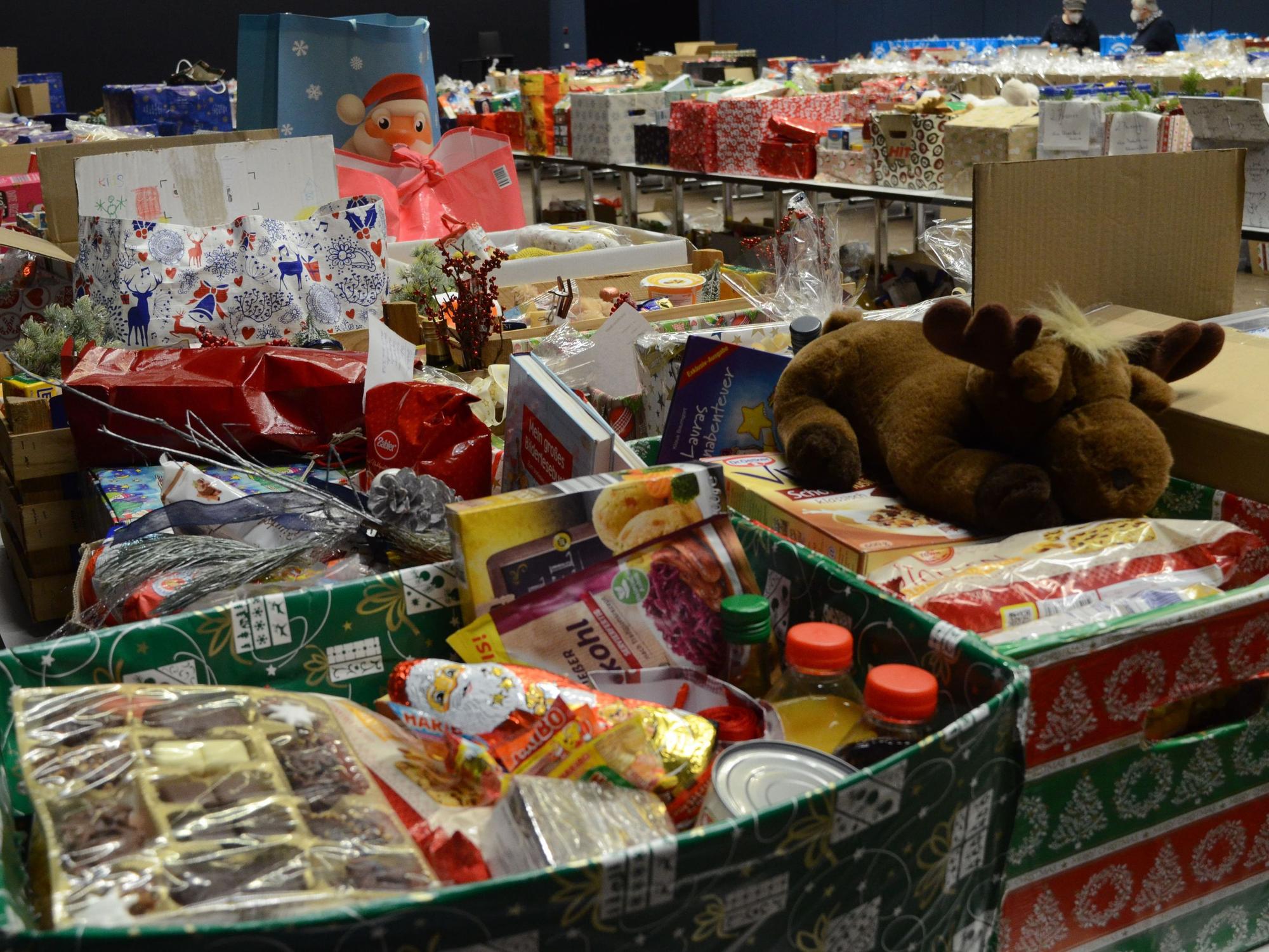 Tafel-Weihnachtspakete-Aktion, hier in der Sammelstelle Troisdorf in der Stadthalle im Dezember 2020.