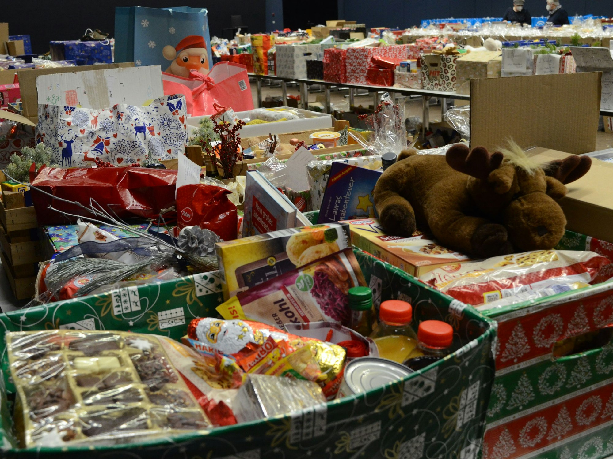 Tafel-Weihnachtspakete-Aktion, hier in der Sammelstelle Troisdorf in der Stadthalle im Dezember 2020.