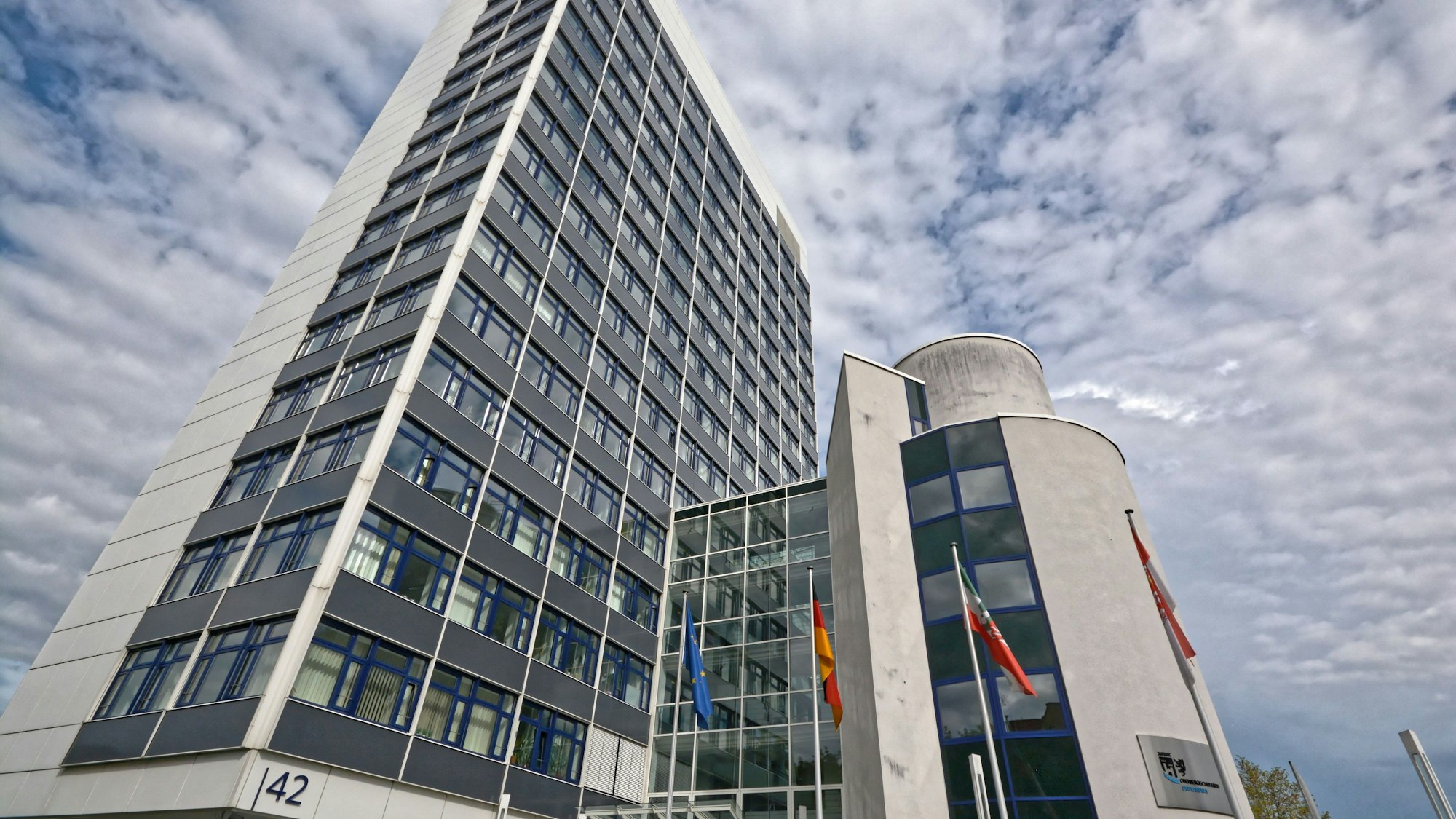 Zu sehen ist das oberbergische Kreishaus, ein Hochhaus mit viel Glas, mitten in der Stadt Gummersbach.