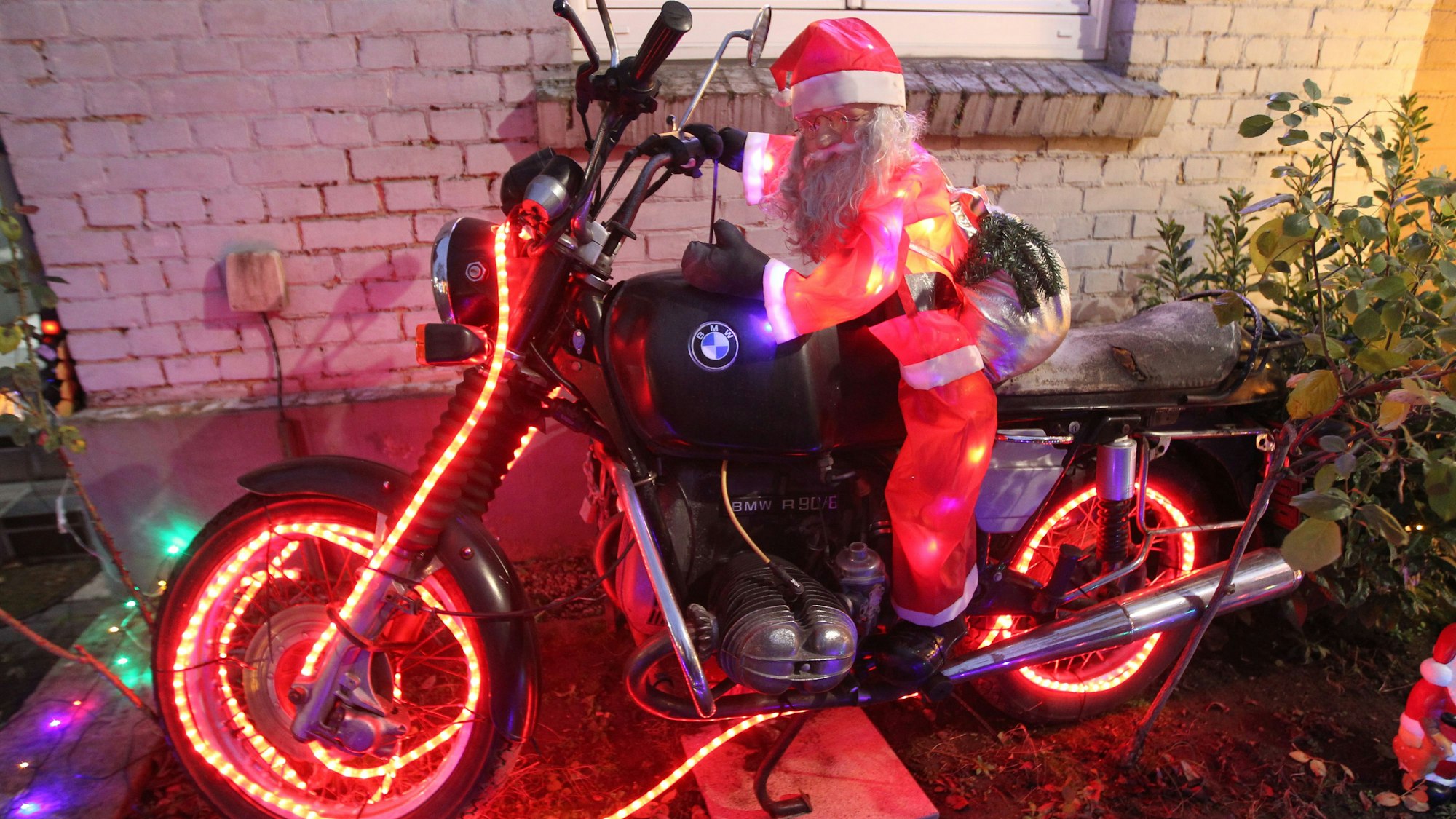 Einer der Nachbarn hat den Nikolaus auf einem Oldtimer-Motorrad platziert.