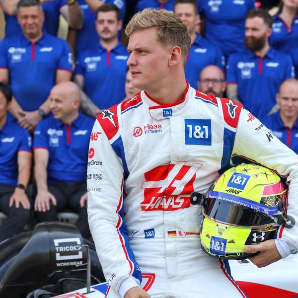 Mick Schumacher und das Haas-Team auf einem Gruppenfoto.