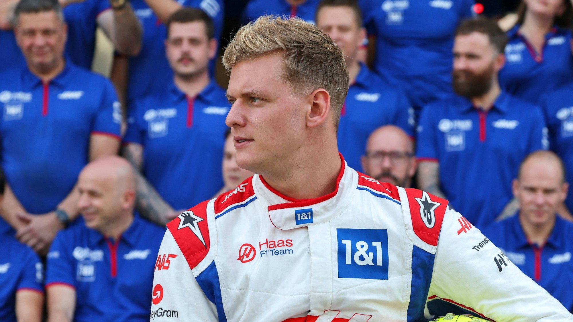 Mick Schumacher und das Haas-Team auf einem Gruppenfoto.