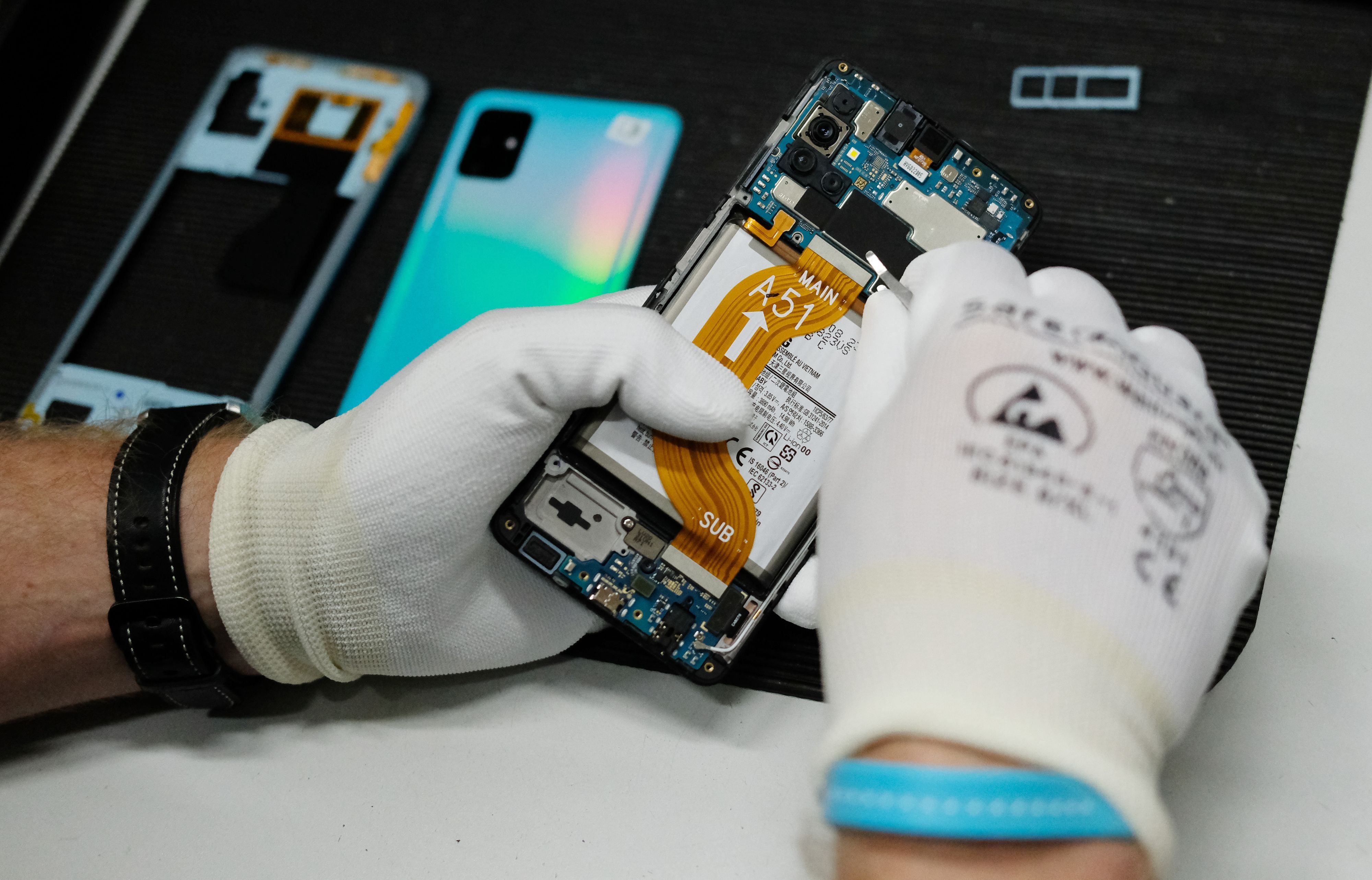 Reparatur eines Mobiltelefones in der Werkstatt der Komsa AG.