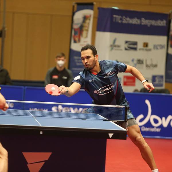 Alberto Mino, Tischtennisspieler des TTC Schwalbe Bergneustadt, spielt gegen einen Gegner des Post SV Mühlhausen.