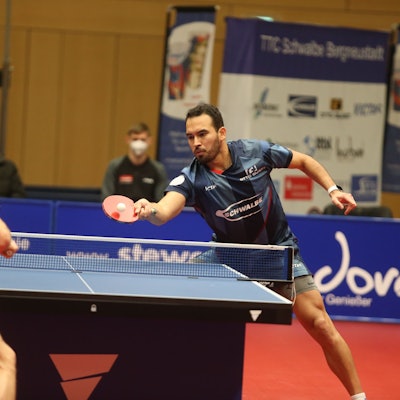 Alberto Mino, Tischtennisspieler des TTC Schwalbe Bergneustadt, spielt gegen einen Gegner des Post SV Mühlhausen.