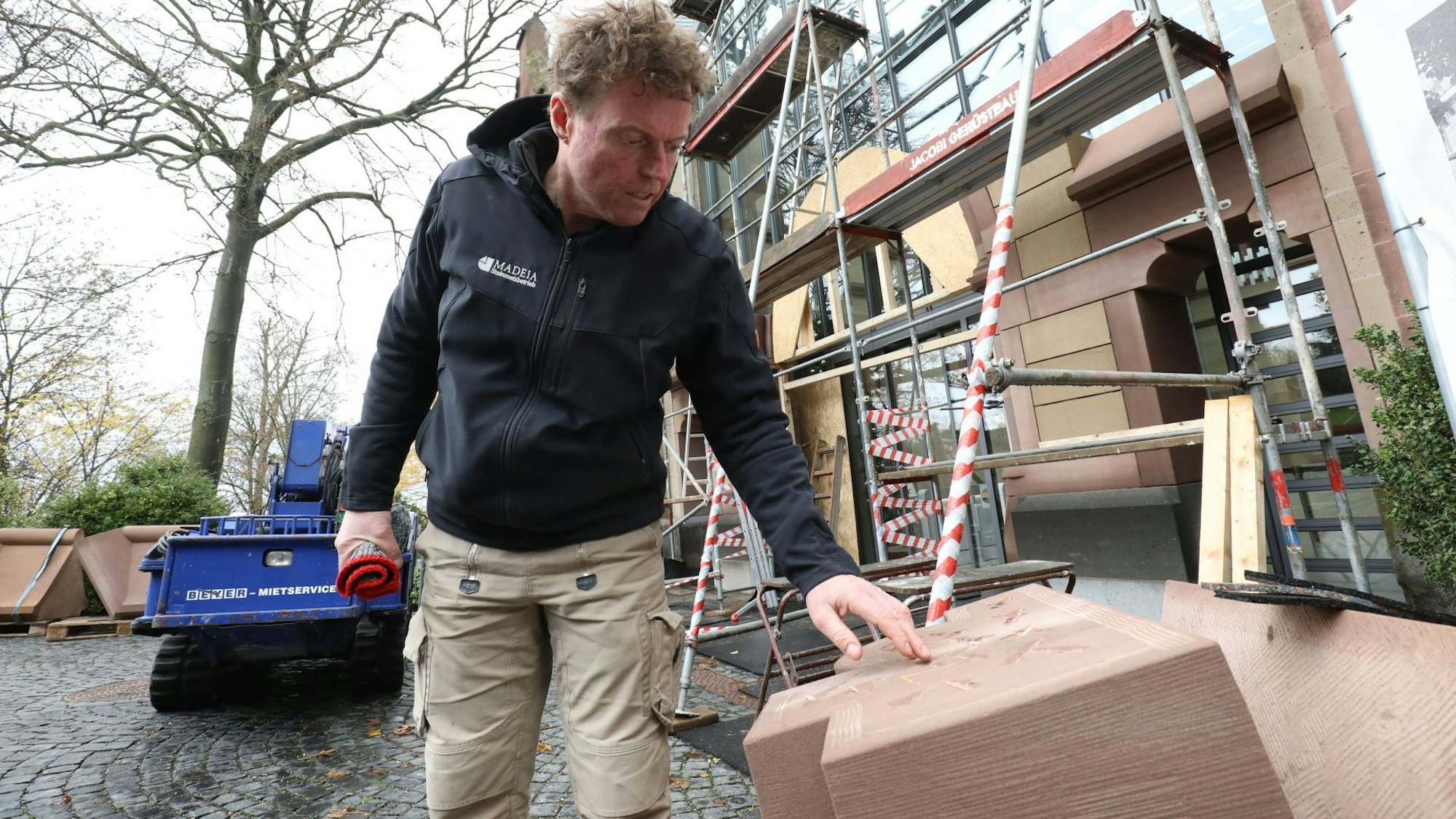 An der Vorburg von Schloss Drachenburg wird von Steinmetzmeister Markus Madeia ein historischer Torbogen rekonstruiert.