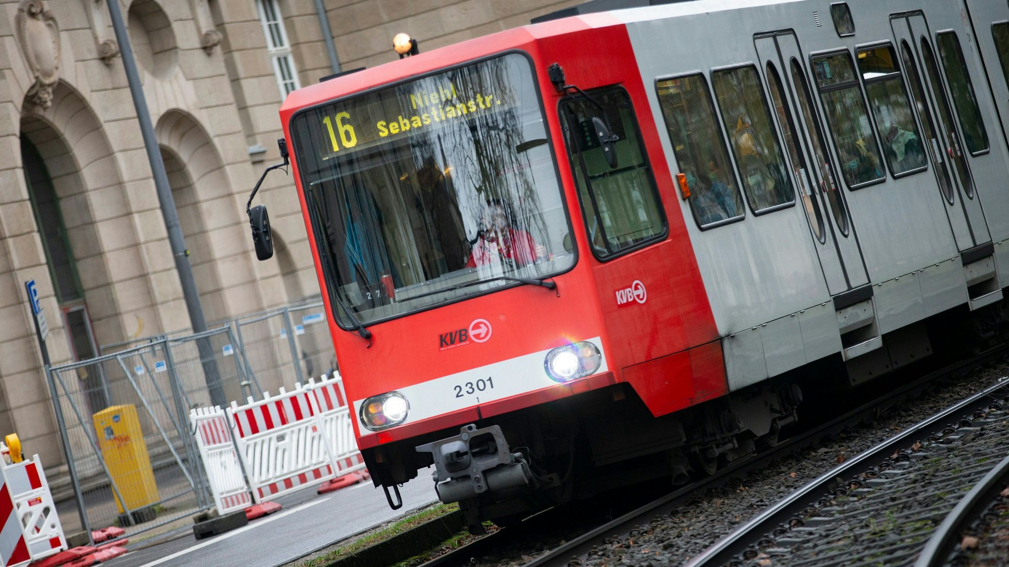 Eine Stadtbahn der Linie 16 der KVB.