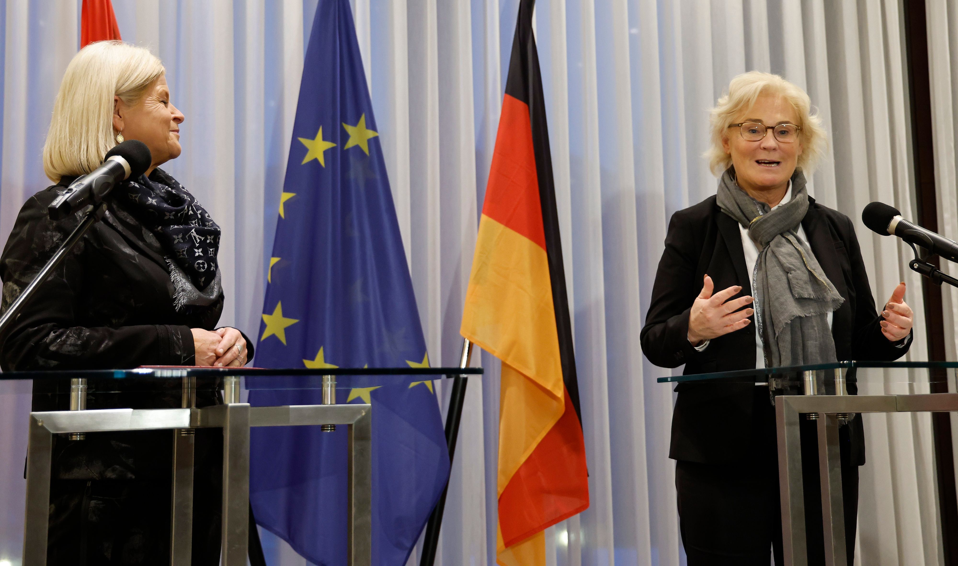 Verteidigungsministerin Christine Lambrecht (SPD, r) spricht neben Claudia Tanner, Verteidigungsministerin von Österreich, während der gemeinsamen Pressekonferenz zur Unterzeichnung eines Luftsicherheitsabkommens.